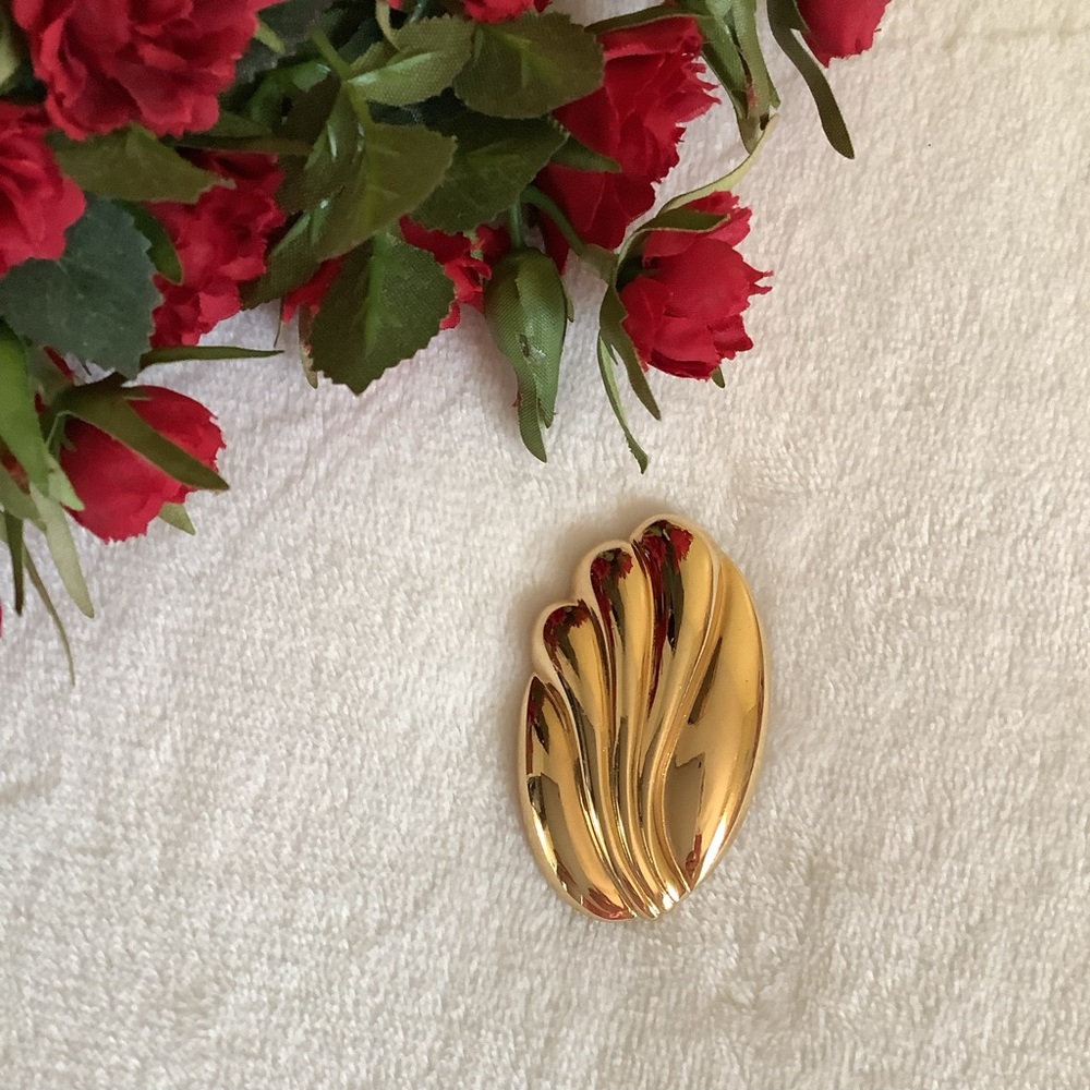 Monet Gold Shell Brooch / Pin - Picture 4 of 8